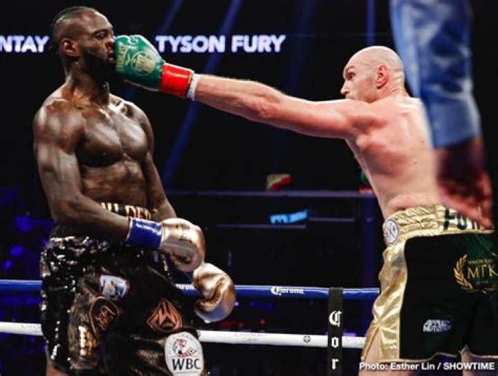 Deontay Wilder, Tyson Fury show off vastly different physiques at festive weigh-in