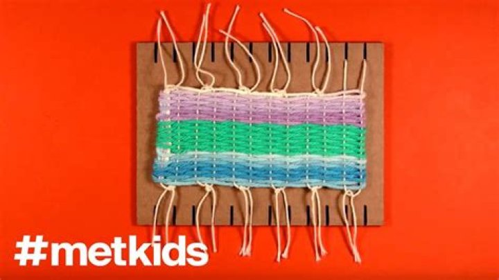 How to weave yarn on a mini cardboard loom