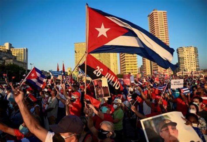 Nacionalidad cubana enfrenta dilema entre patria o EEUU, dice politólogo de Cuba