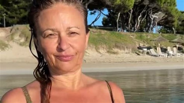 Nadia Sawalha flashes boobs in hilarious video
